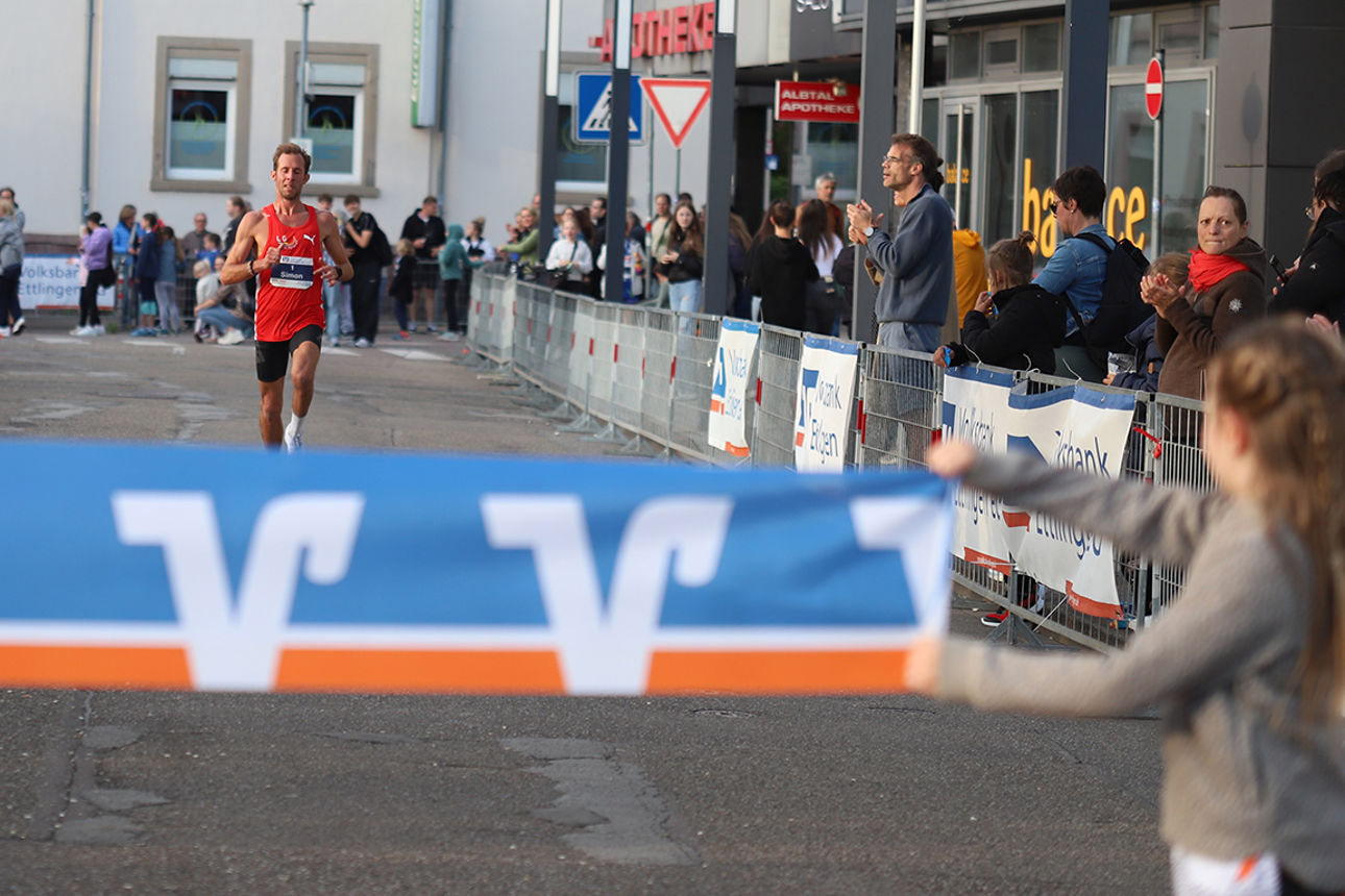 Mehrere Läuferinnen und Läufer beim Altstadtlauf Ettlingen