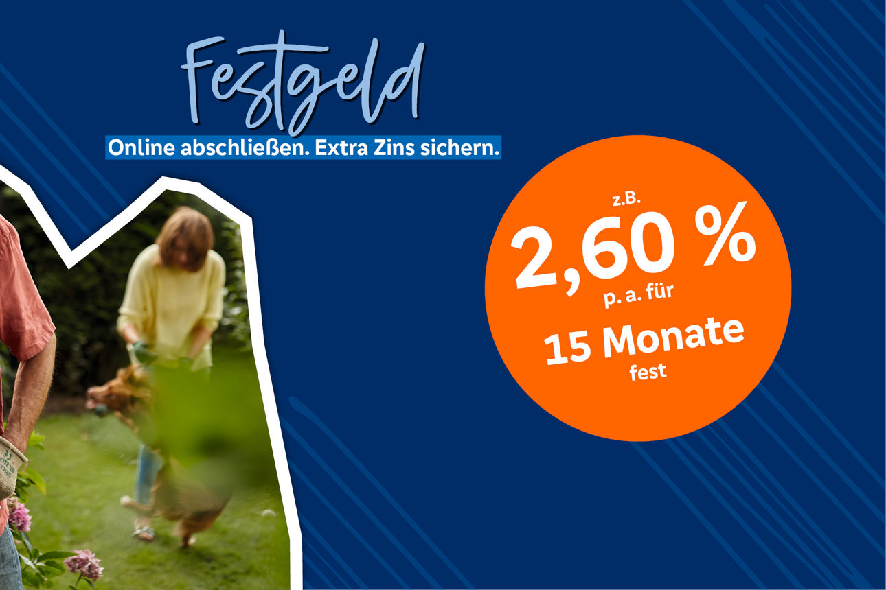 Festgeld: 2,60 % p.a./15 Monate, online. Mann gärtnert, Frau mit Hund im Hintergrund.