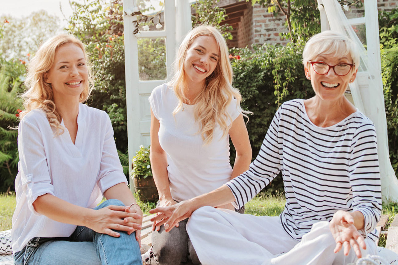 3 Frauen sitzen zusammen