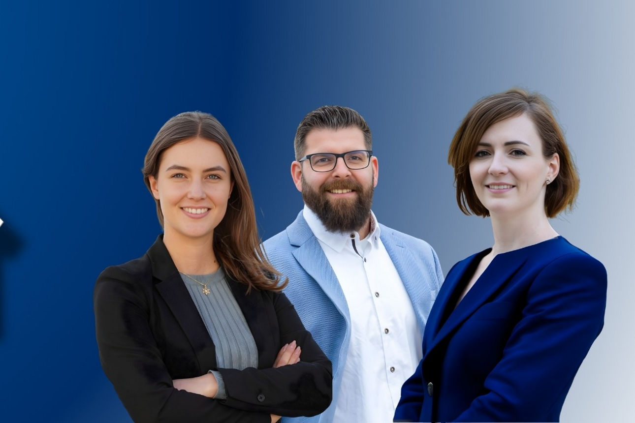 Unsere Berater aus dem Bereich Immobilien auf blauem Hintergrund und mit weißen Haus