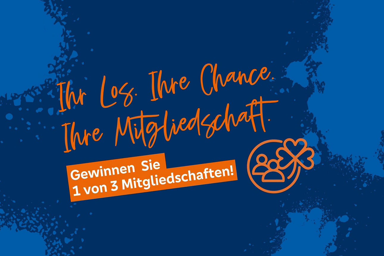 Grafik mit dunkelblauem Hintergrund. In handschriftlicher orangefarbener Schrift steht: ‚Ihr Los. Ihre Chance. Ihre Mitgliedschaft.‘ Darunter ein orangefarbenes Icon mit drei Personen und einem vierblättrigen Kleeblatt. In einem orangeroten Kasten steht in weißer Schrift: ‚Gewinnen Sie 1 von 3 Mitgliedschaften!‘