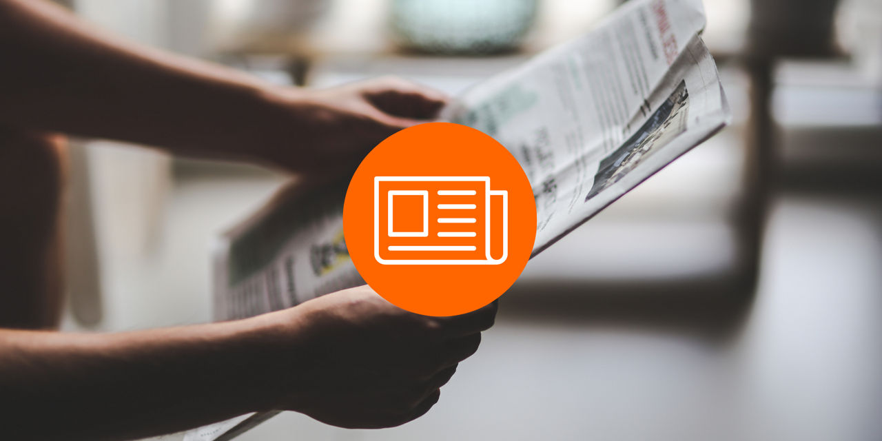 Eine Person hält eine Zeitung, überlagert von einem orangefarbenen Kreis mit einem Zeitungssymbol.