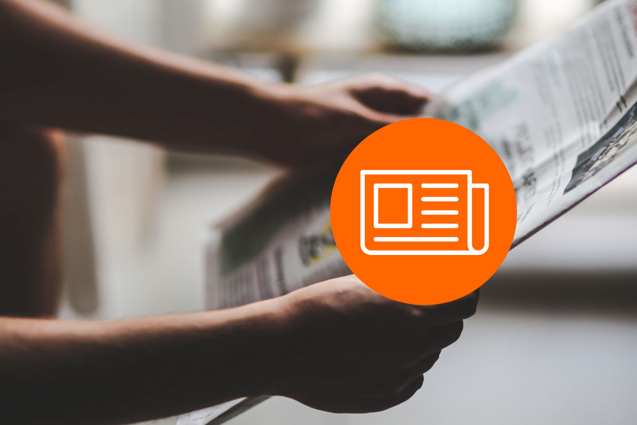 Eine Person hält eine Zeitung, überlagert von einem orangefarbenen Kreis mit einem Zeitungssymbol.