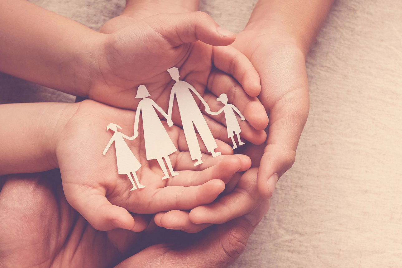 Hände liegen ineinander als Symbol für Gemeinschaft