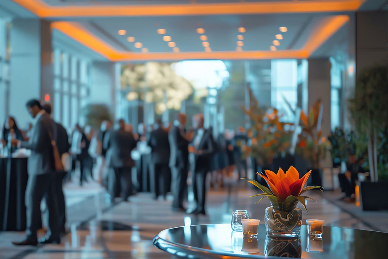 Viele Menschen in einem Raum