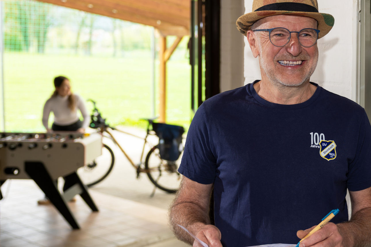 Mann im Vereinsheim