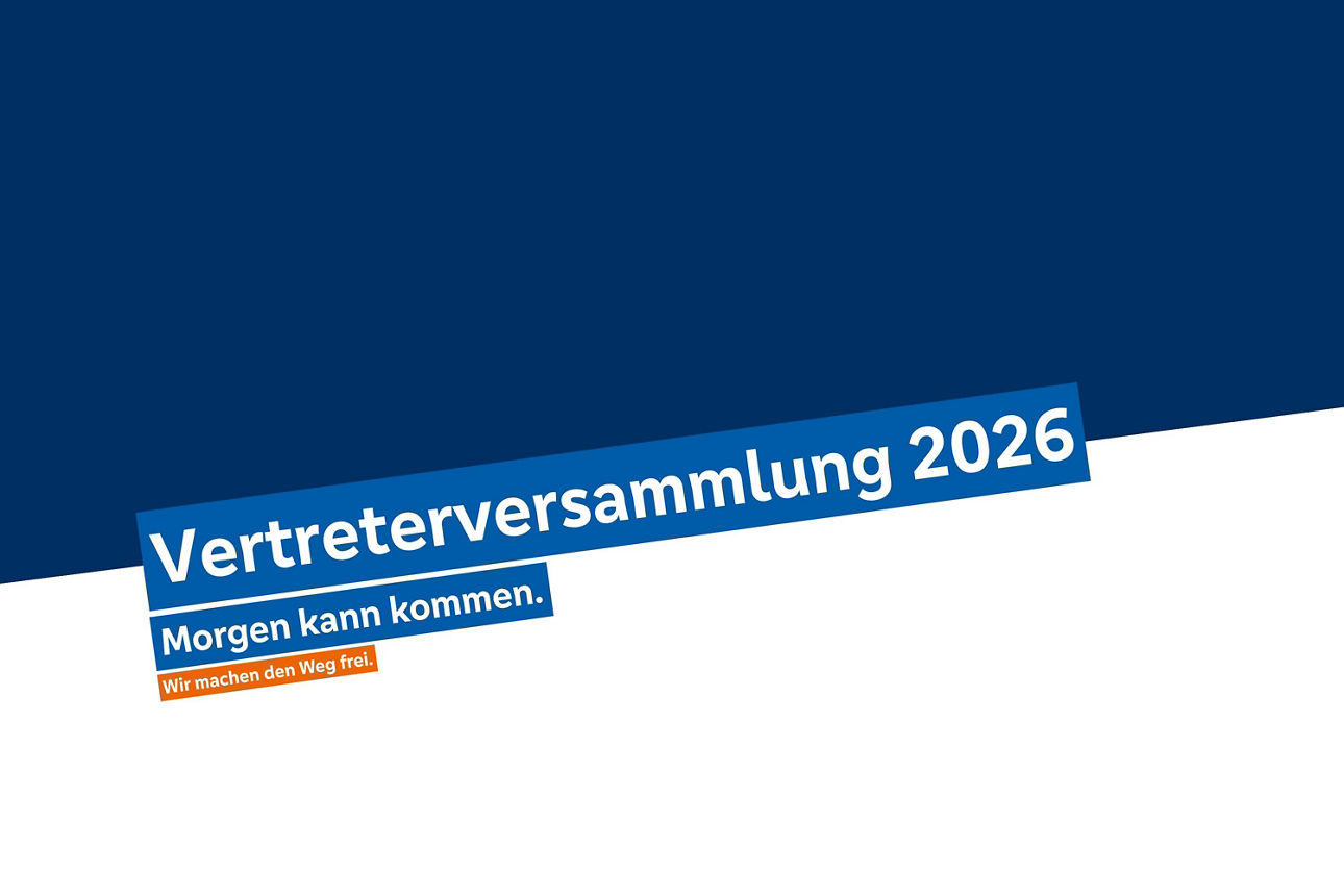Blau-weiß geteiltes Bild mit der Aufschrift Vertreterversammlung 2026