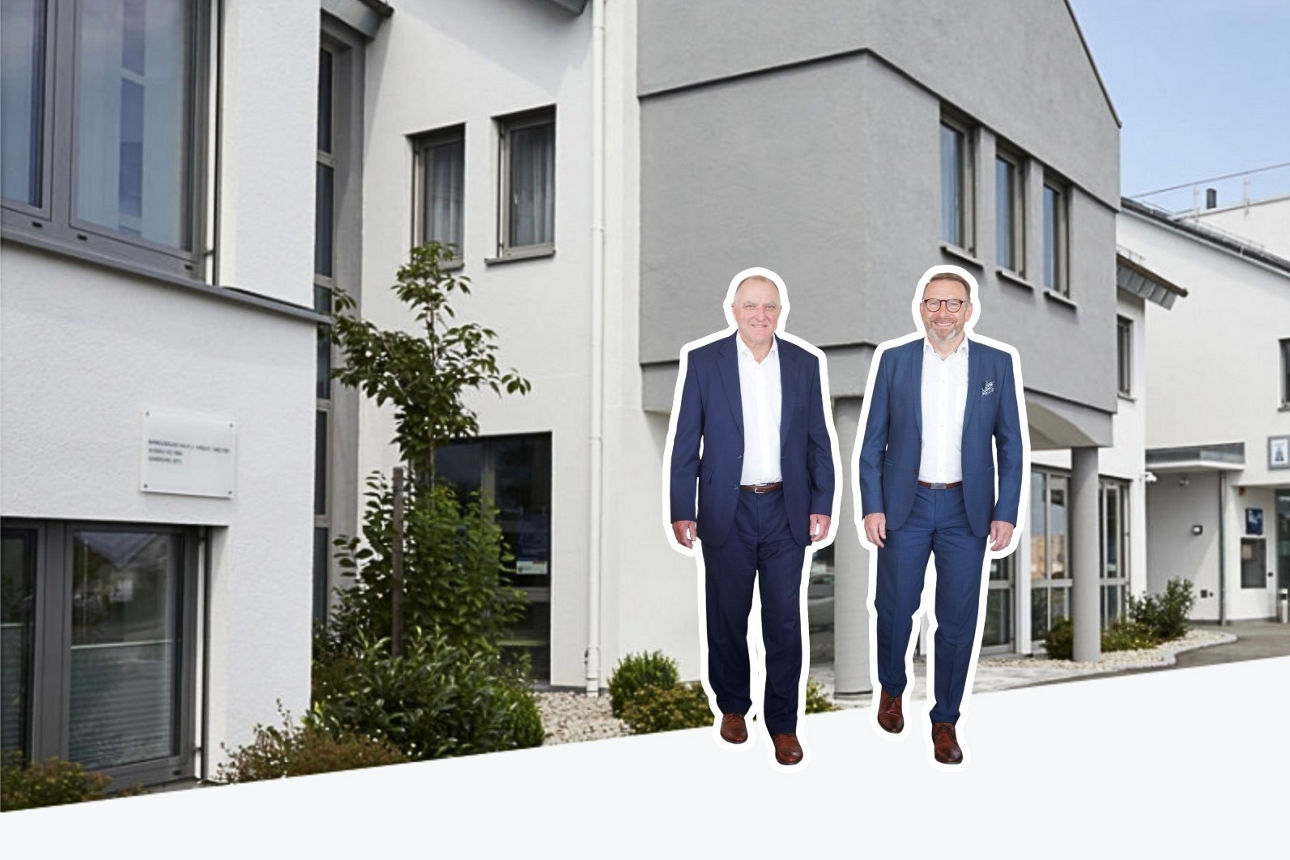 Eine Frau und ein Mann an einem Laptop