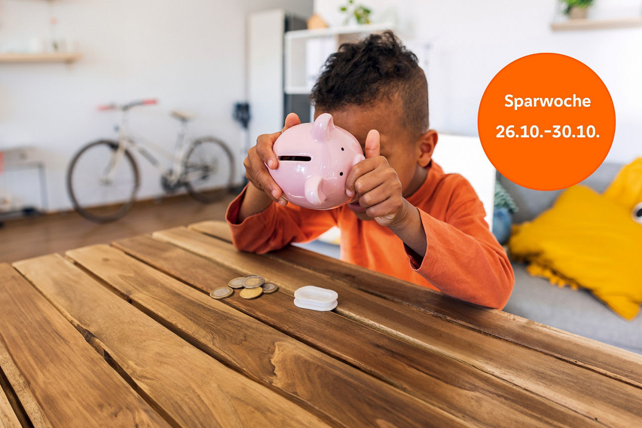 Junge mit Sparschwein