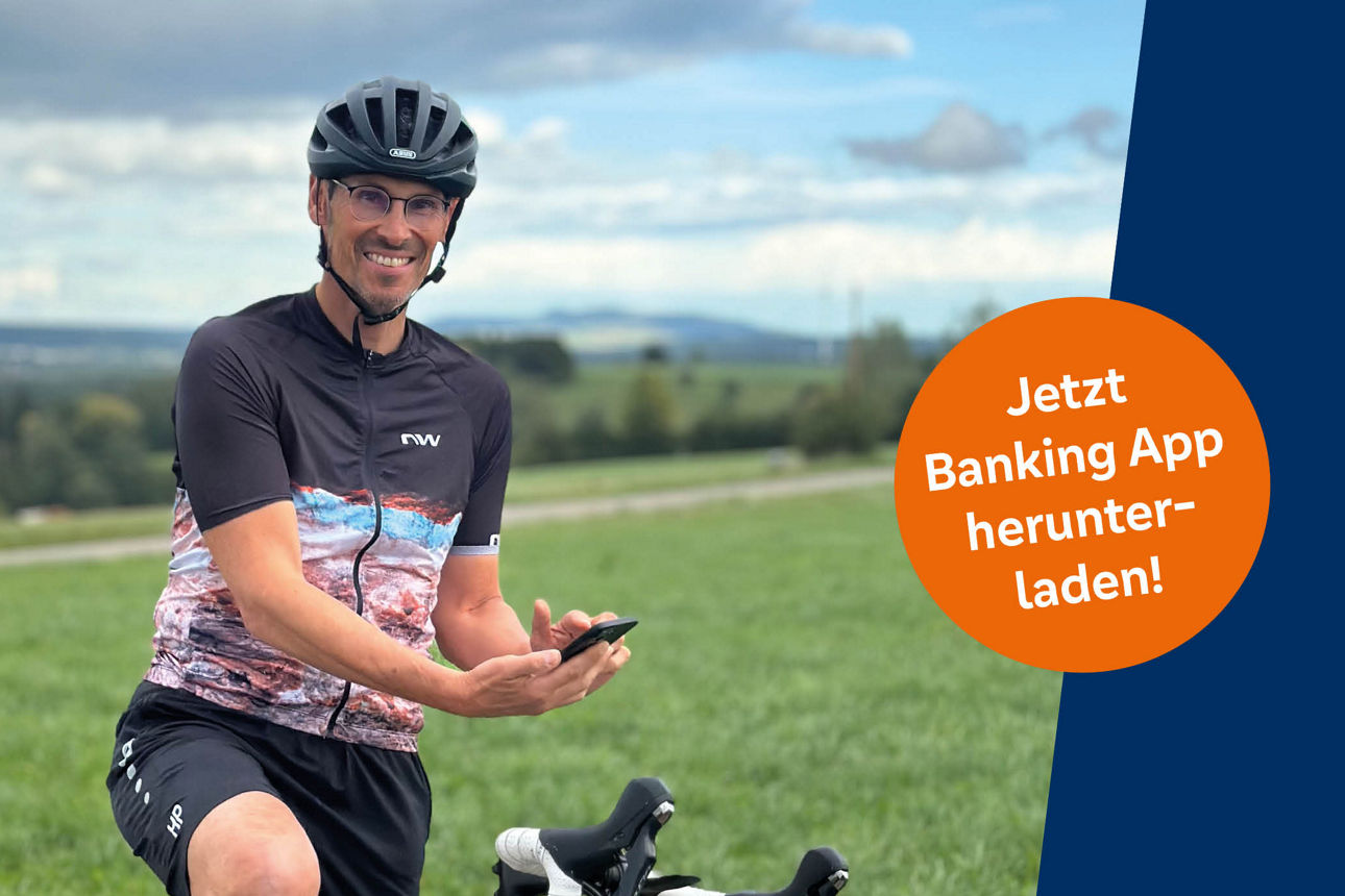 Junge Frau mit Cafe To-go-Becher und Smartphone in der Hand schaut in die Kamera