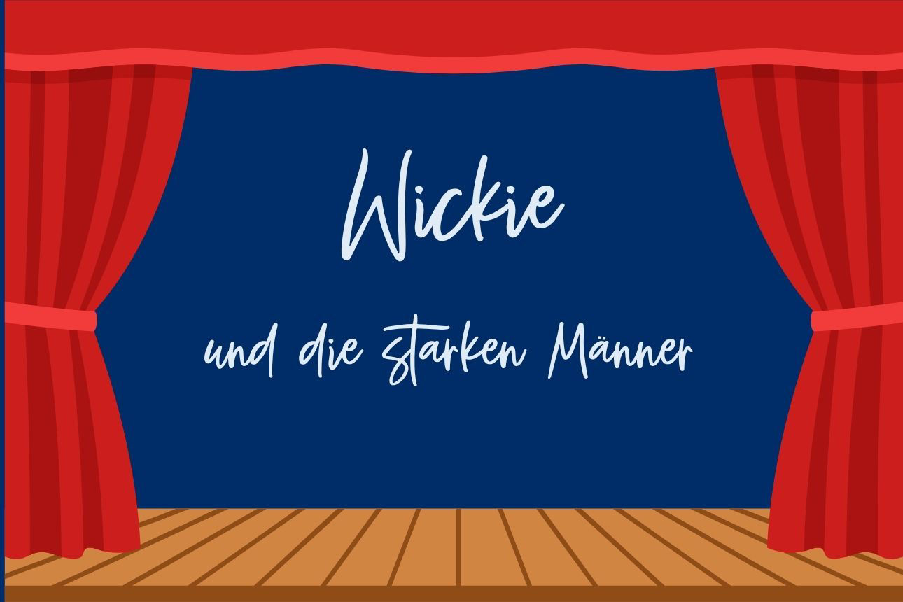 Bühnenmotiv mit rotem Vorhang und Holzfußboden; auf blauem Hintergrund steht der Titel ‚Wickie und die starken Männer‘.