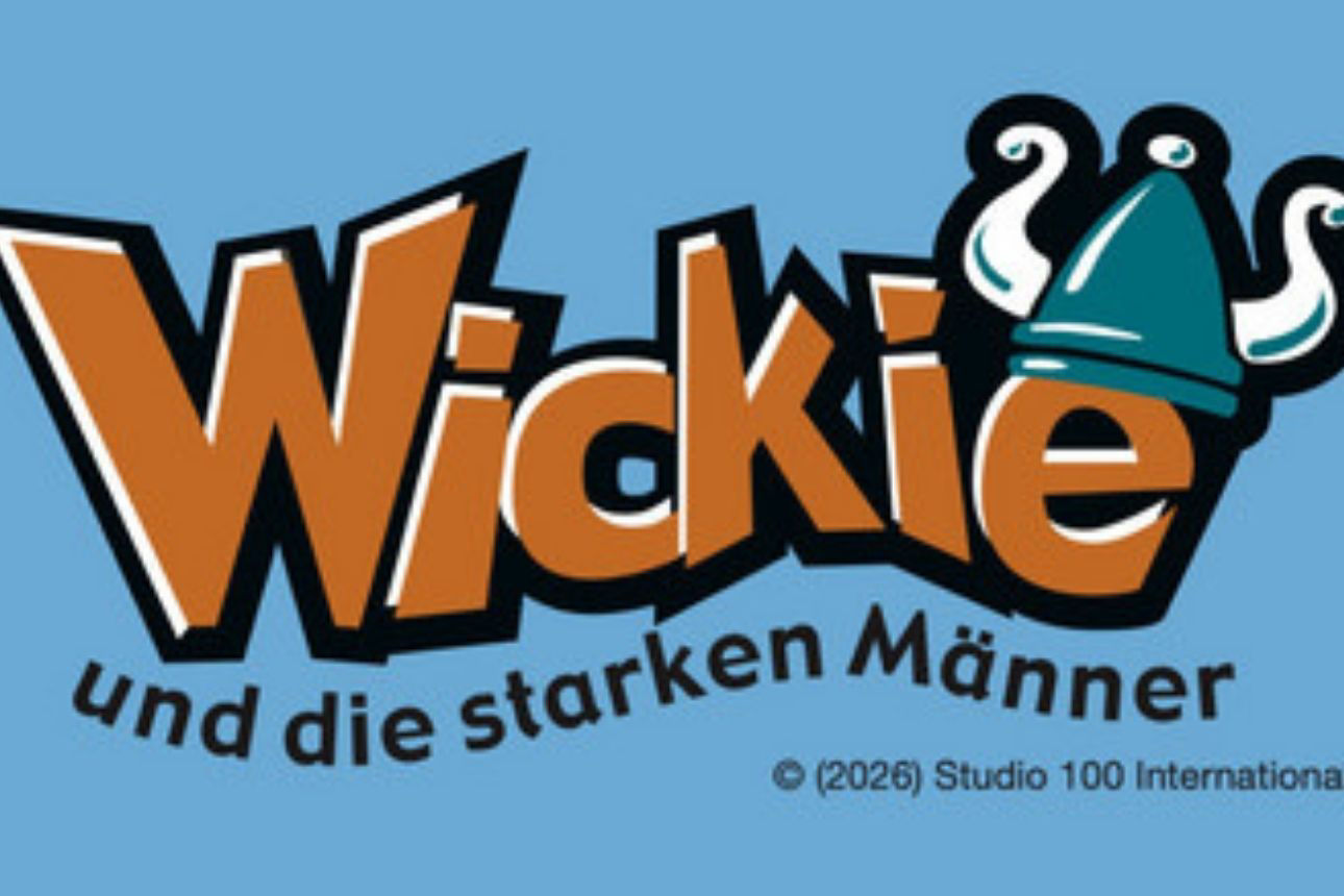 Schriftzug „Wickie und die starken Männer“. Das Wort „Wickie“ ist groß dargestellt, das „e“ trägt einen Wikingerhelm. Darunte