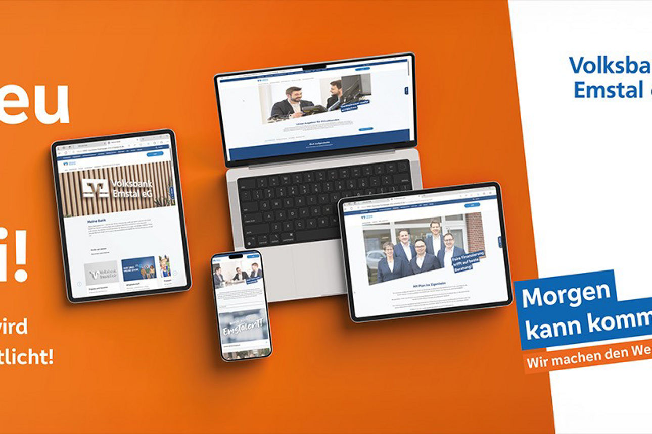 Eine junge Frau steht mit Farbflecken auf der Kleidung und einem Pinsel zwischen Mund und Nase geklemmt in einem Atelier