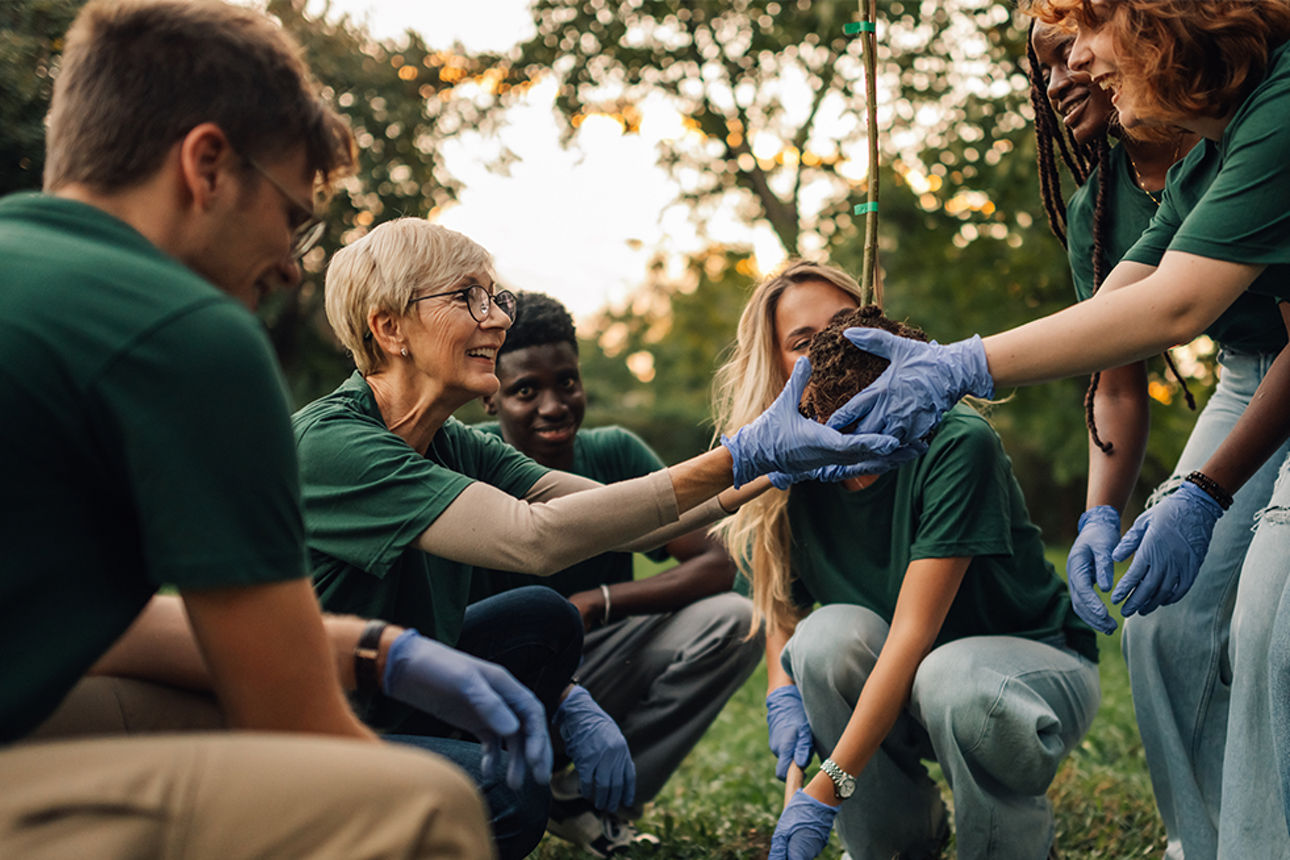 2 Personen Pflanzen einen Baum