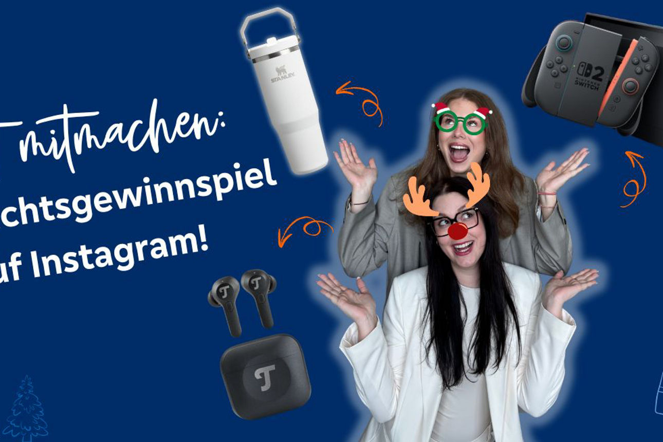 Zwei Männer und eine Frau stehen lachend vor einer blauen Wand