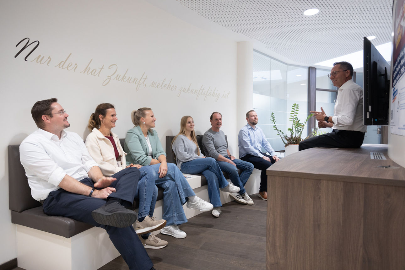 Unser Vorstand unterhält sich locker mit den Mitarbeitenden