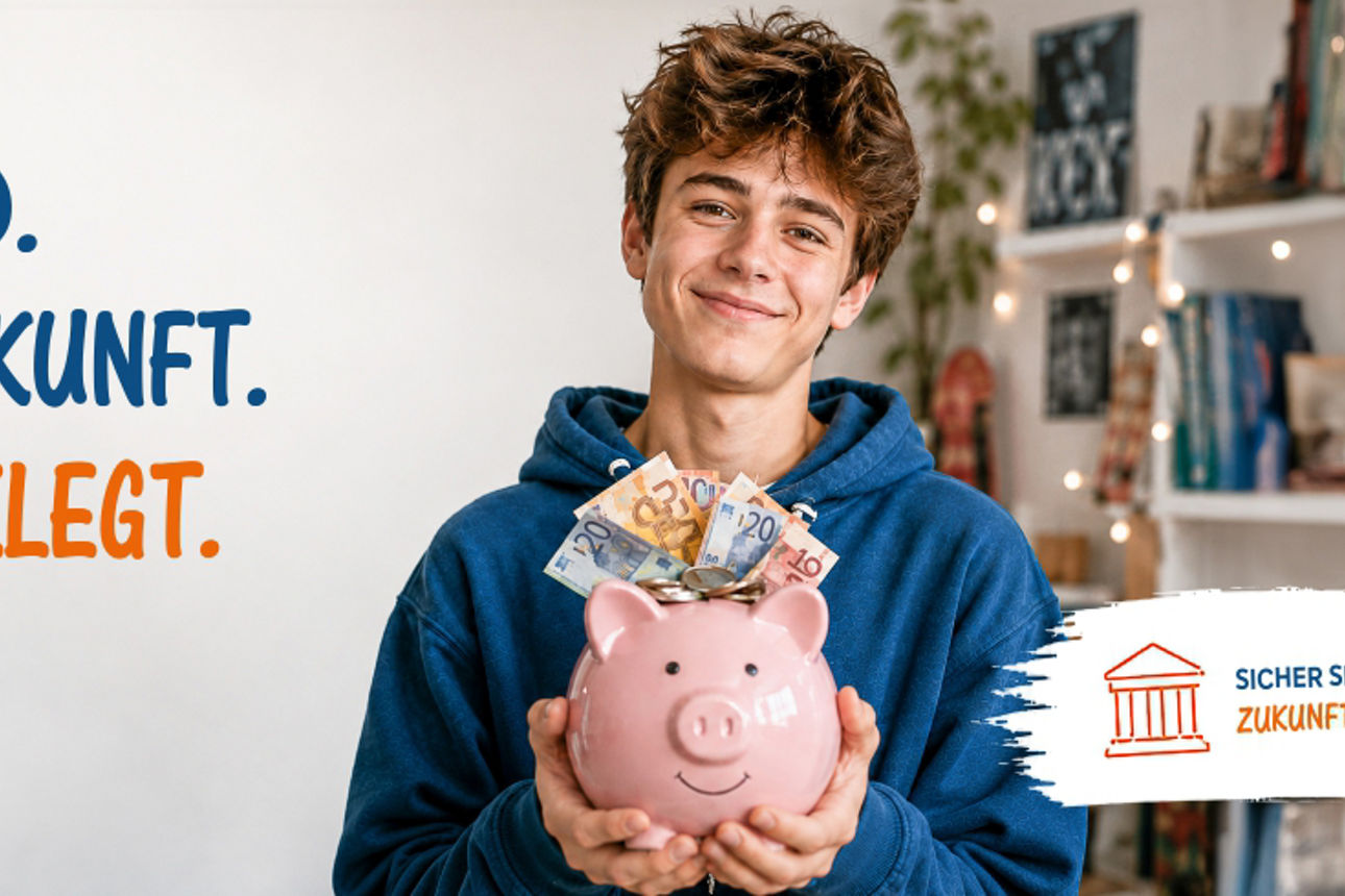 Teenager hält volles Sparschwein in den Händen