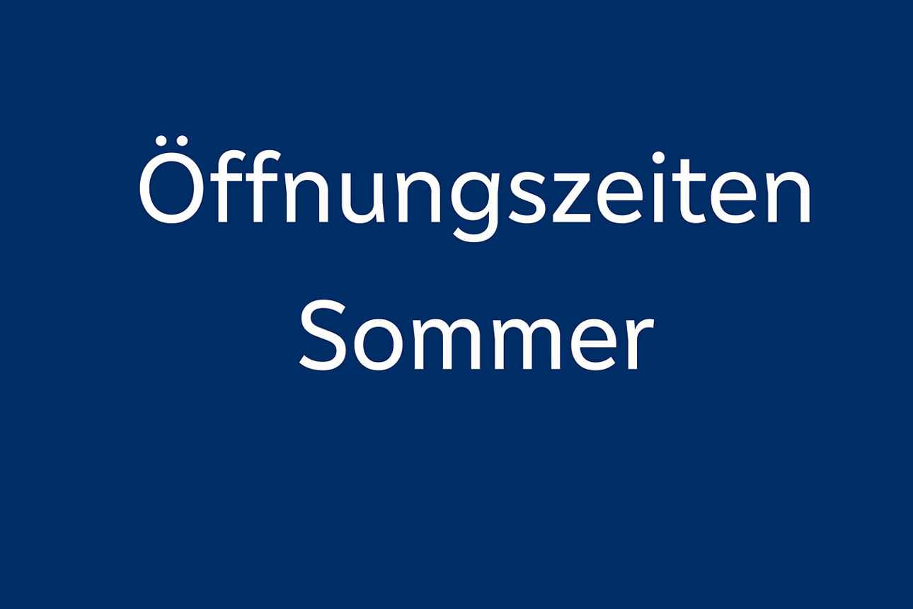 Auf dunkelblauem Hintergrund steht in weißer Schrift der Text „Öffnungszeiten Sommer“.