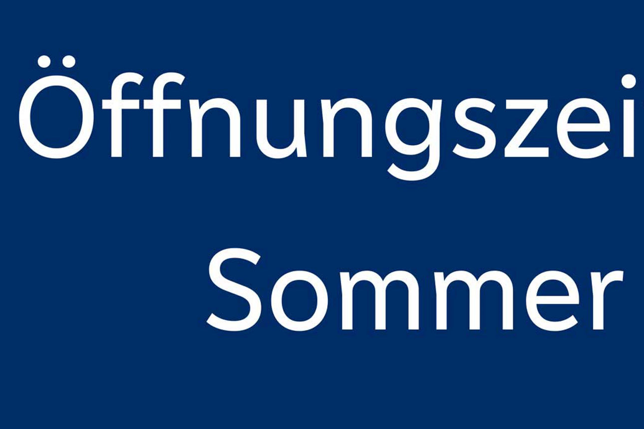 Der Text auf dunkelblauem Hintergrund lautet „Öffnungszeiten Sommer“.