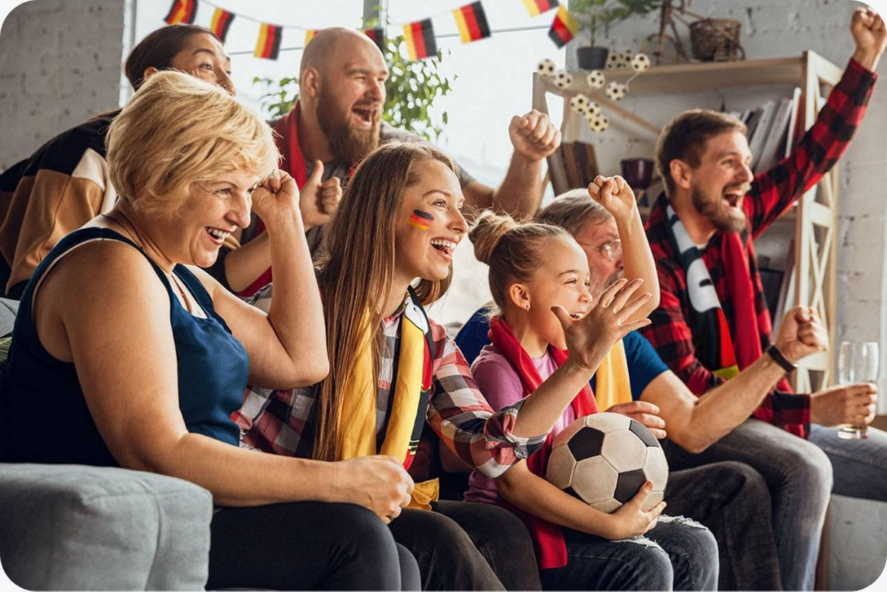 Eine Gruppe von Menschen schaut sich zusammen ein Fuball-Spiel der deutschen Nationalmannschaft an