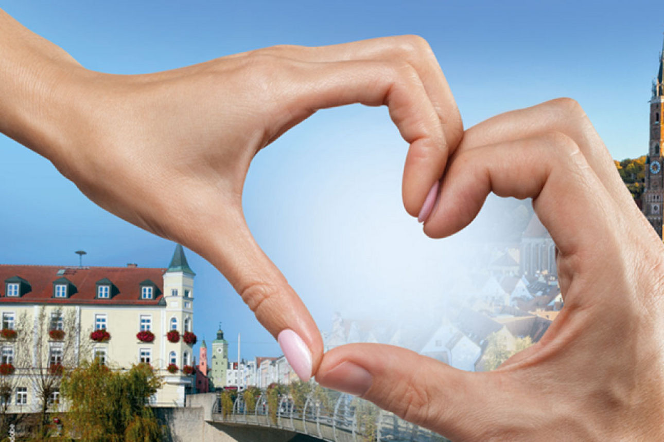 Zwei Hände die eine Herz formen über den Städten Landshut und Vilsbiburg 