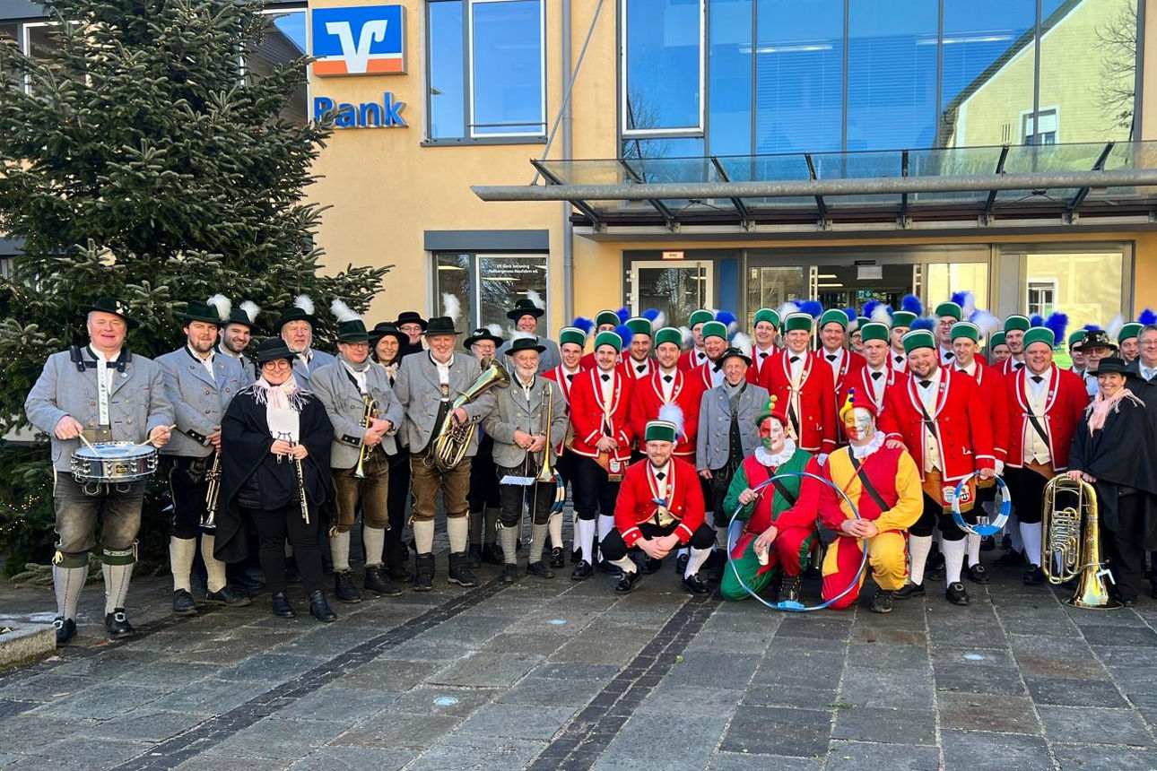 Gruppenbild der Schäffler mit Kapelle und Vorstand