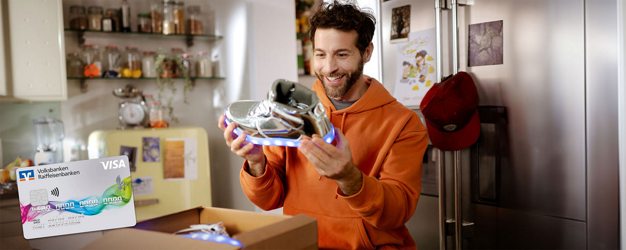 Mann mit Bart und schwarzen Locken freut sich über neue Turnschuhe