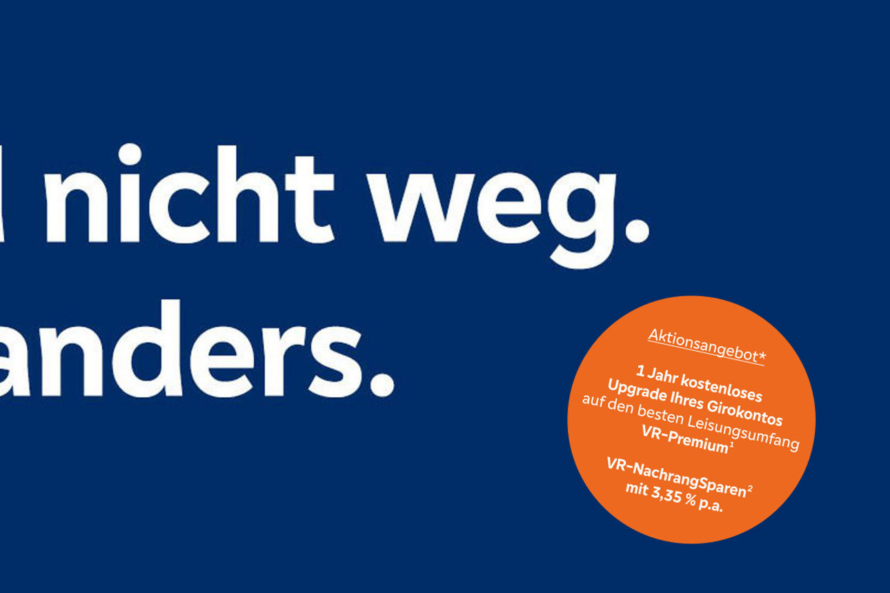 Weißer Text "Wir sind nicht weg. Nur woanders." auf blauem Hintergrund
