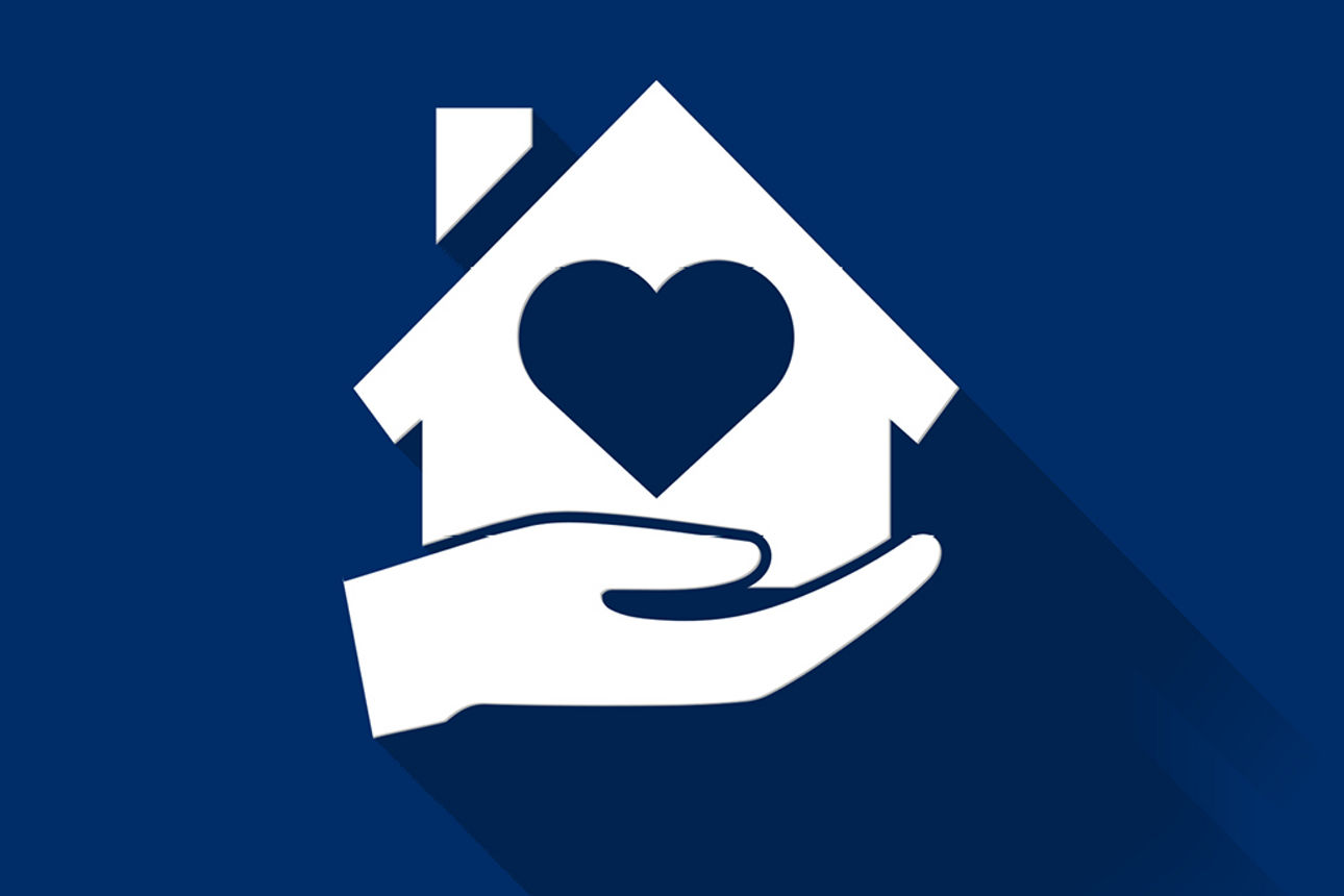 VR Ultramarin Hintergrund mit einem Icon darauf, eine weiße Hand hält ein weißes Haus mit einem Herz im Haus.