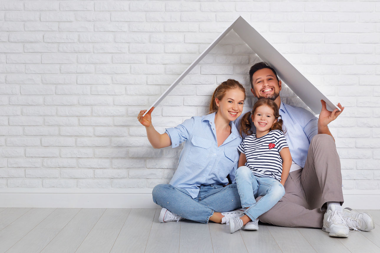 Eine Familie sitzt gemeinsam unter einem Dach