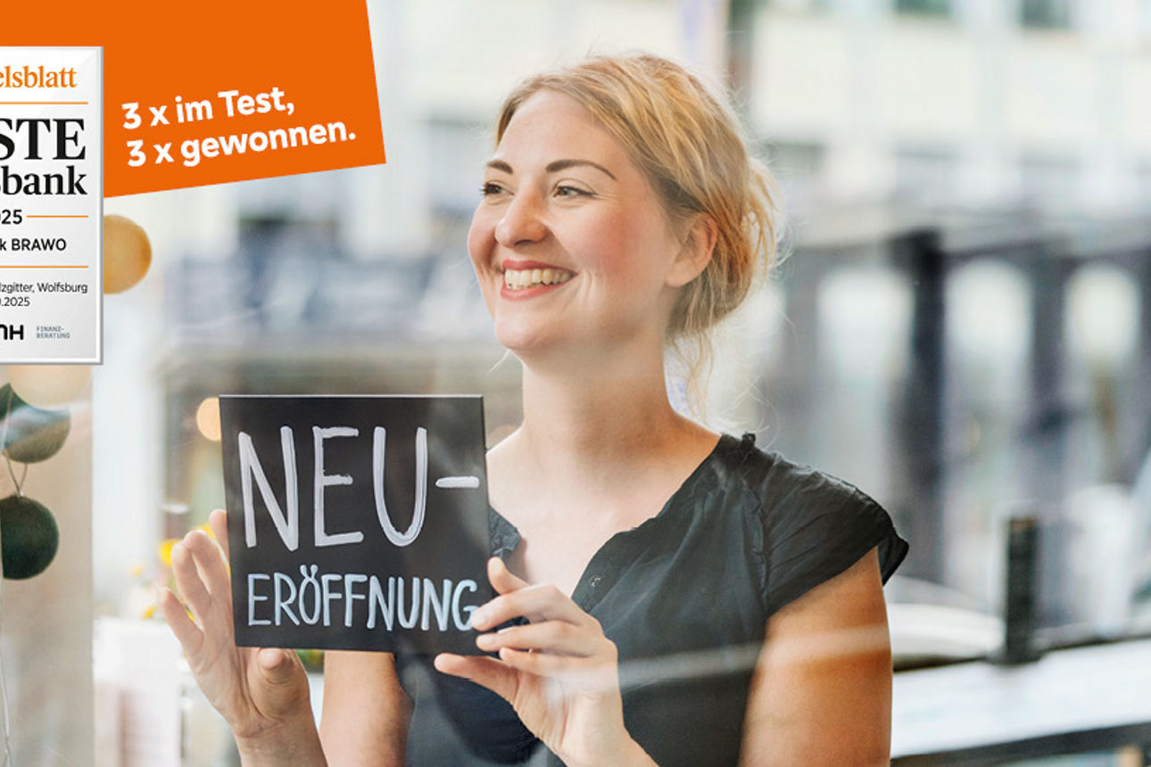 Eine Frau dreht freudestrahlend ein Schild zur Neueröffnung Ihres Geschäft auf geöffnet