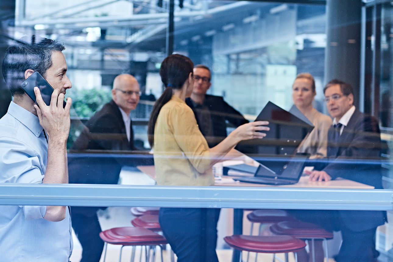 Eine Gruppe von Menschen arbeitet zusammen in einem Büro