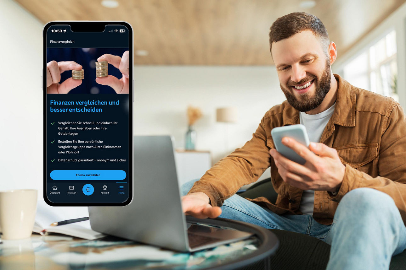 Man mitt Smartphone und Laptop. Auf einem Handy ist ein Screenshot zu sehen.