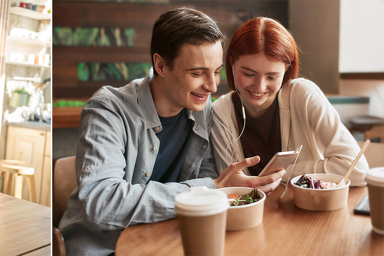 Eltern und Kind legen gemeinsam Geld in eine Spardose, während zwei Jugendliche im Café auf ein Smartphone schauen.