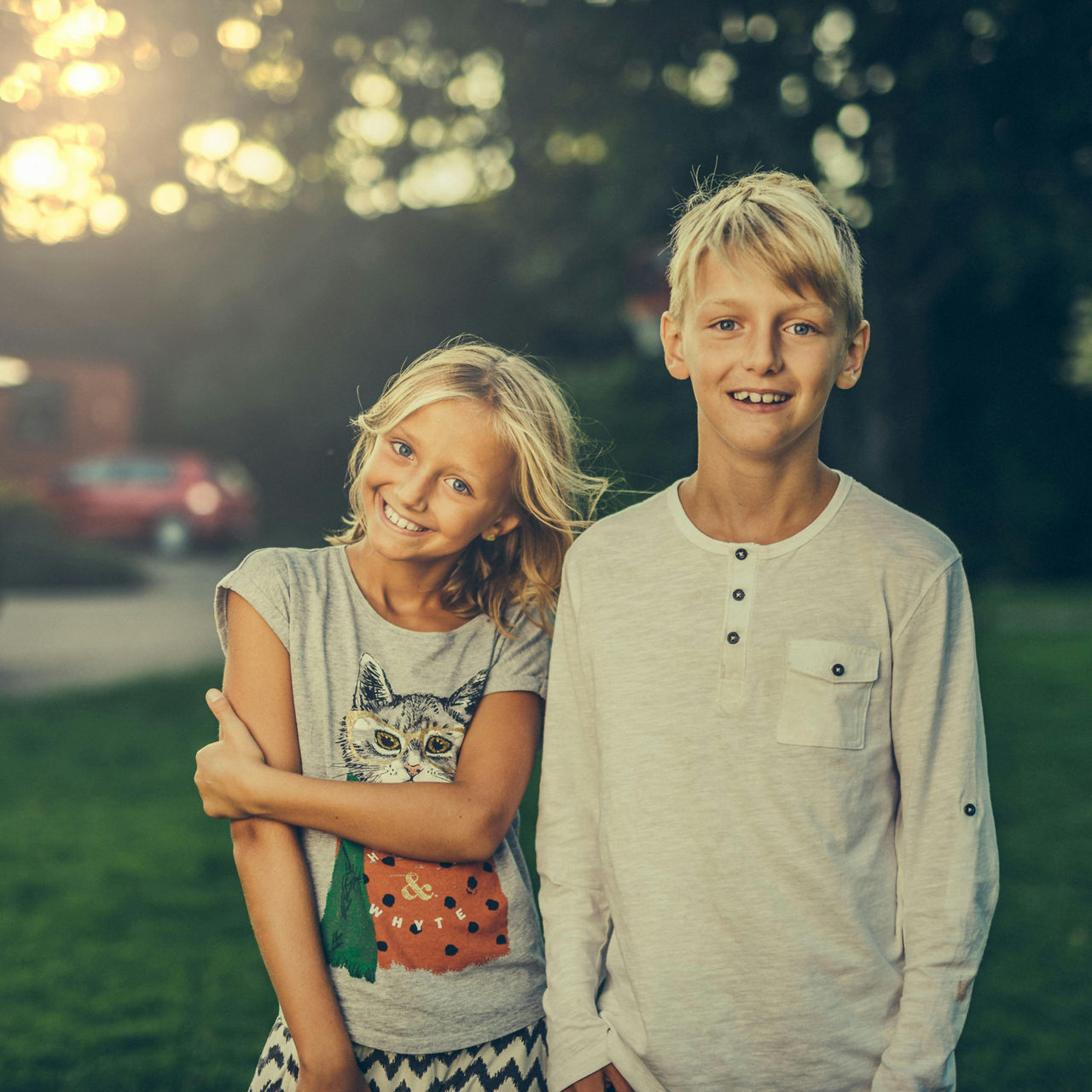 Zwei Kinder im Freien