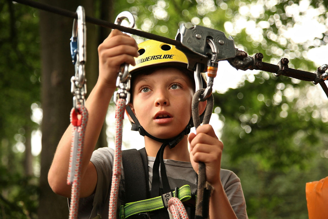 Ein Junge im Kletterpark