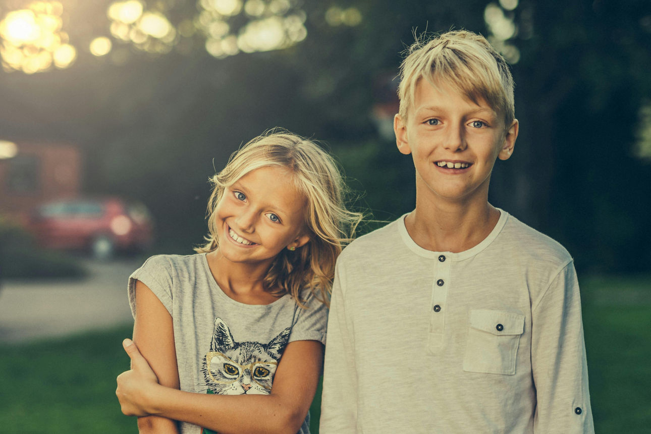 Zwei Kinder im Freien