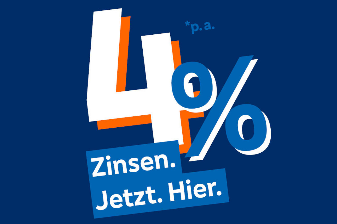 Blauer Hintergrund mit Schrift 4 % Zinsen