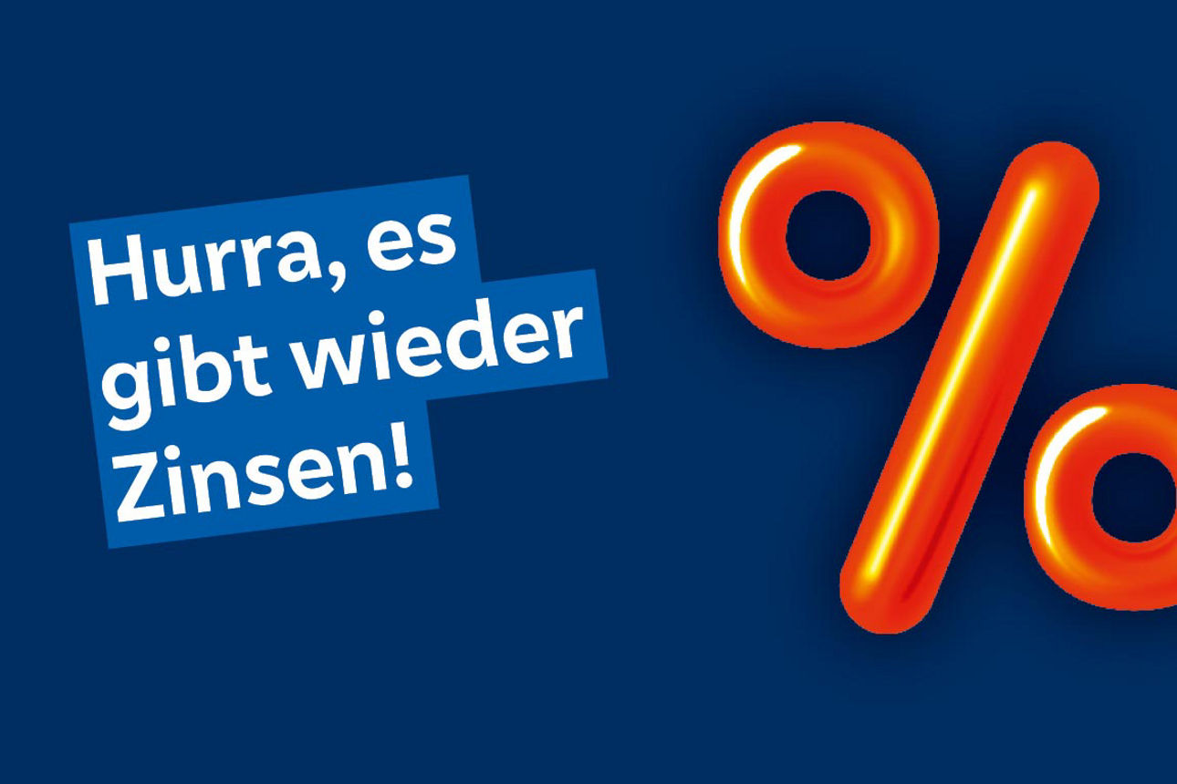 Blaue Grafik mit der Aufschrift Hurra, es gibt wieder Zinsen