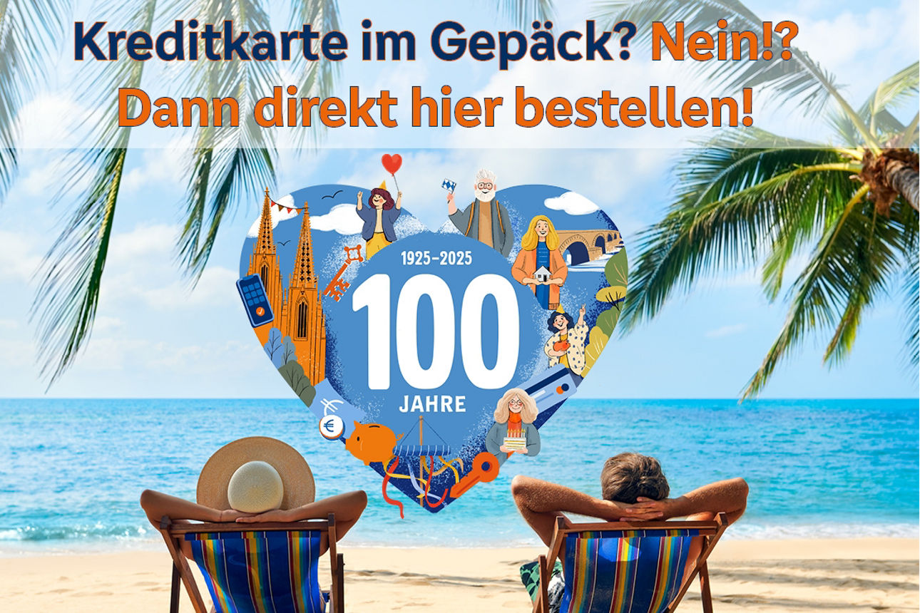 Ein Paar in Liegestühlen am Strand bei bestem Wetter unter Palmen inkl. 100 Jahre Jubiläumsherz