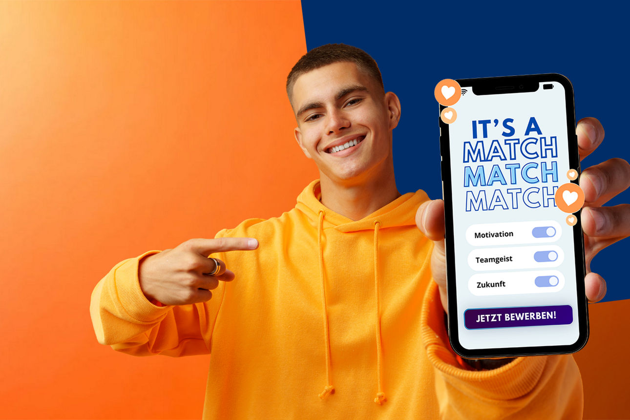 Ein junger Mann hält ein Handy in die Kamera.