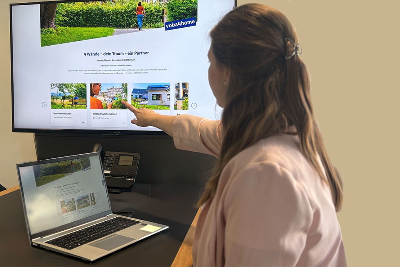 Frau bei der Beratung übergibt Flyer von voba4home