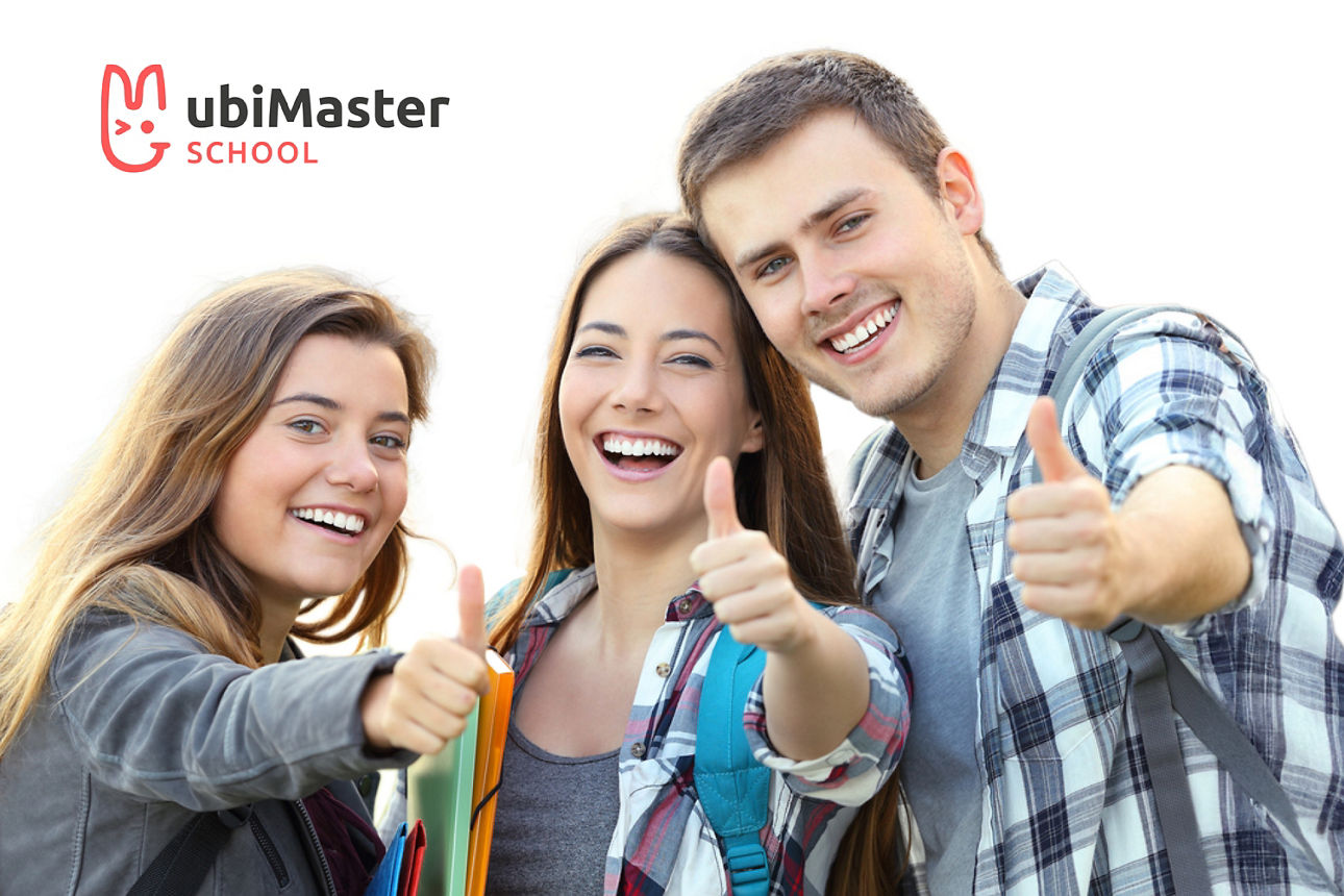 Drei fröhliche Jugendliche zeigen Daumen hoch vor hellem Hintergrund, oben links steht das Logo „ubiMaster School“.