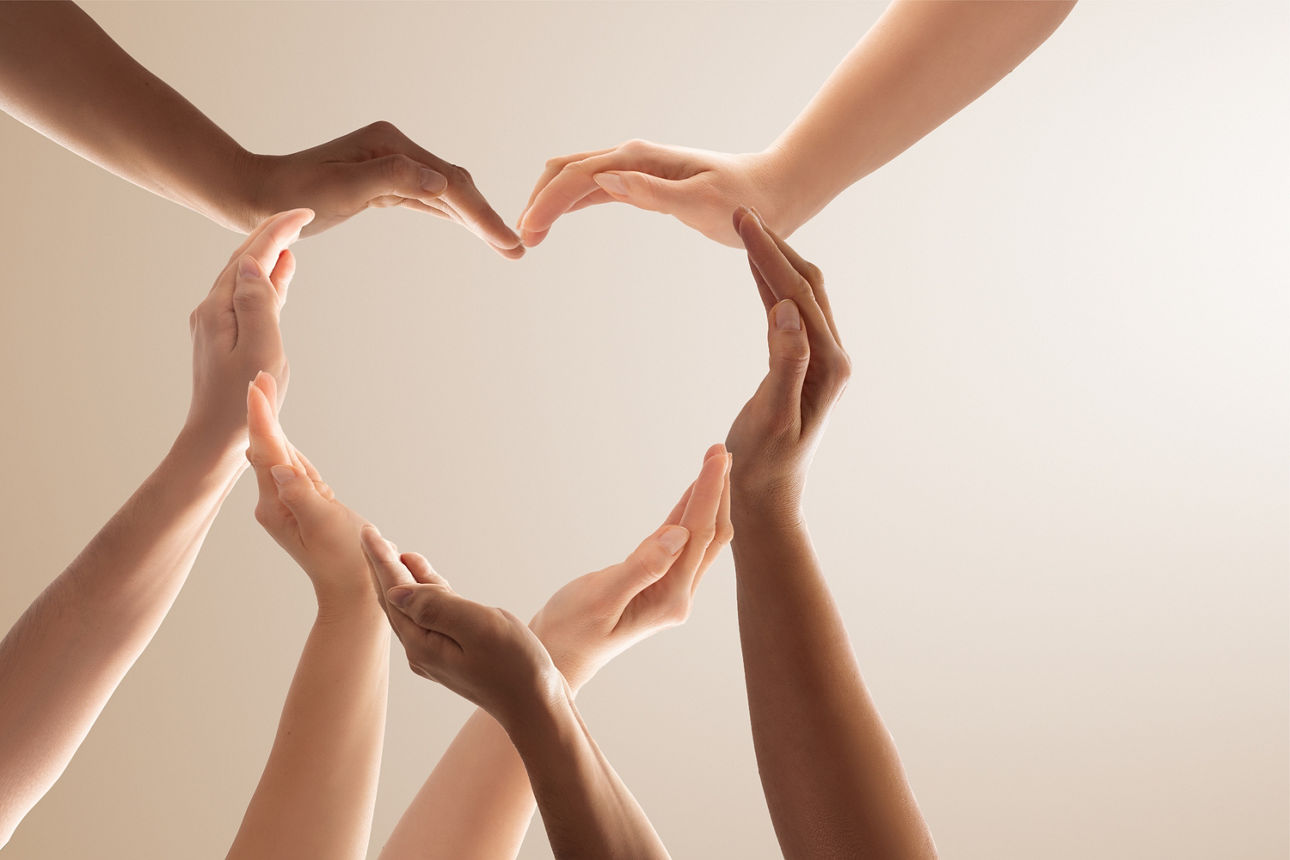 Hände formen ein Herz