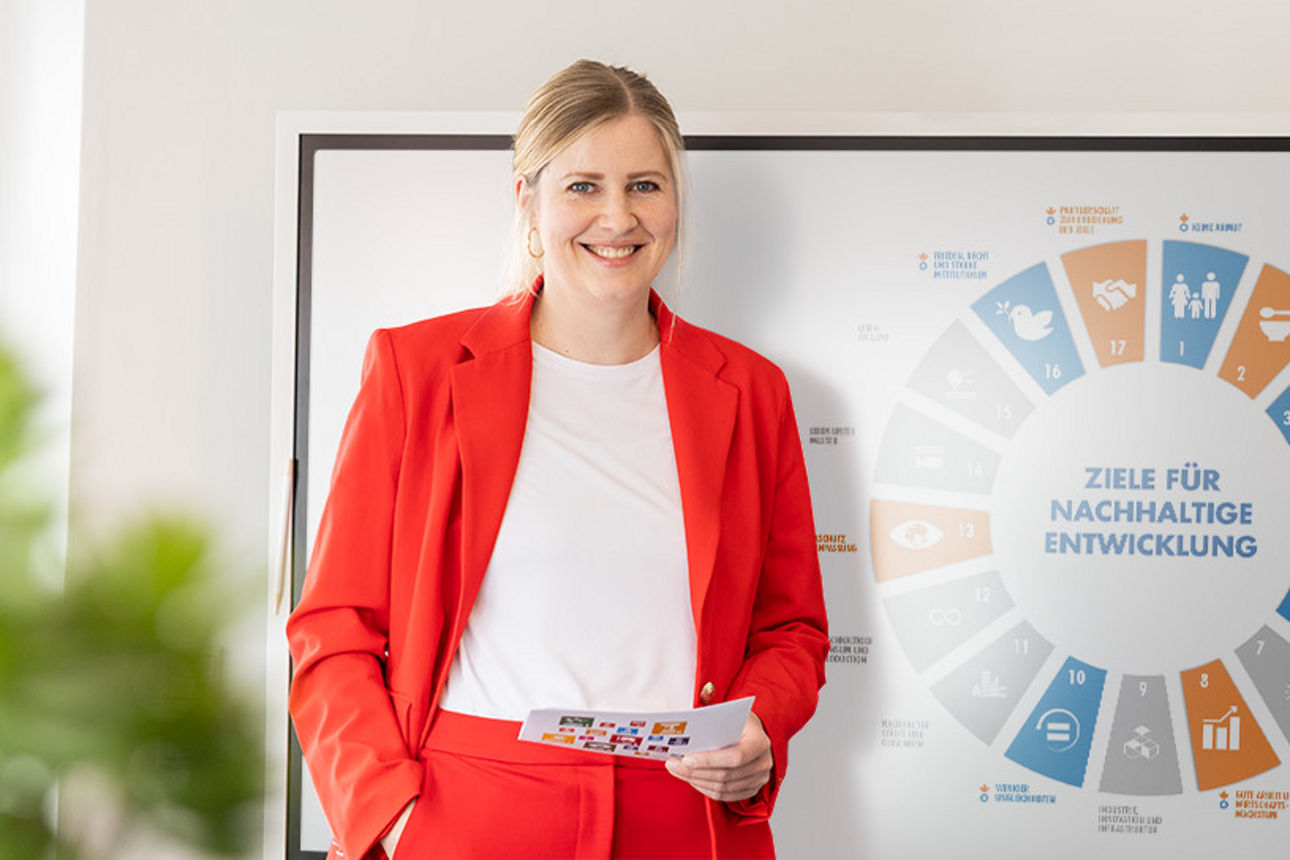 Stefanie Glander vor der Nachhaltigkeitsübersicht