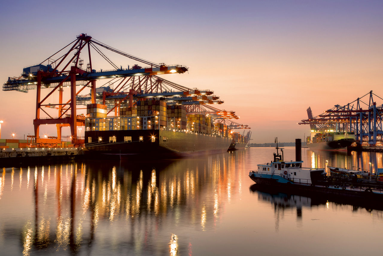 Containerhafen mit Schiffen im Sonnenuntergang 