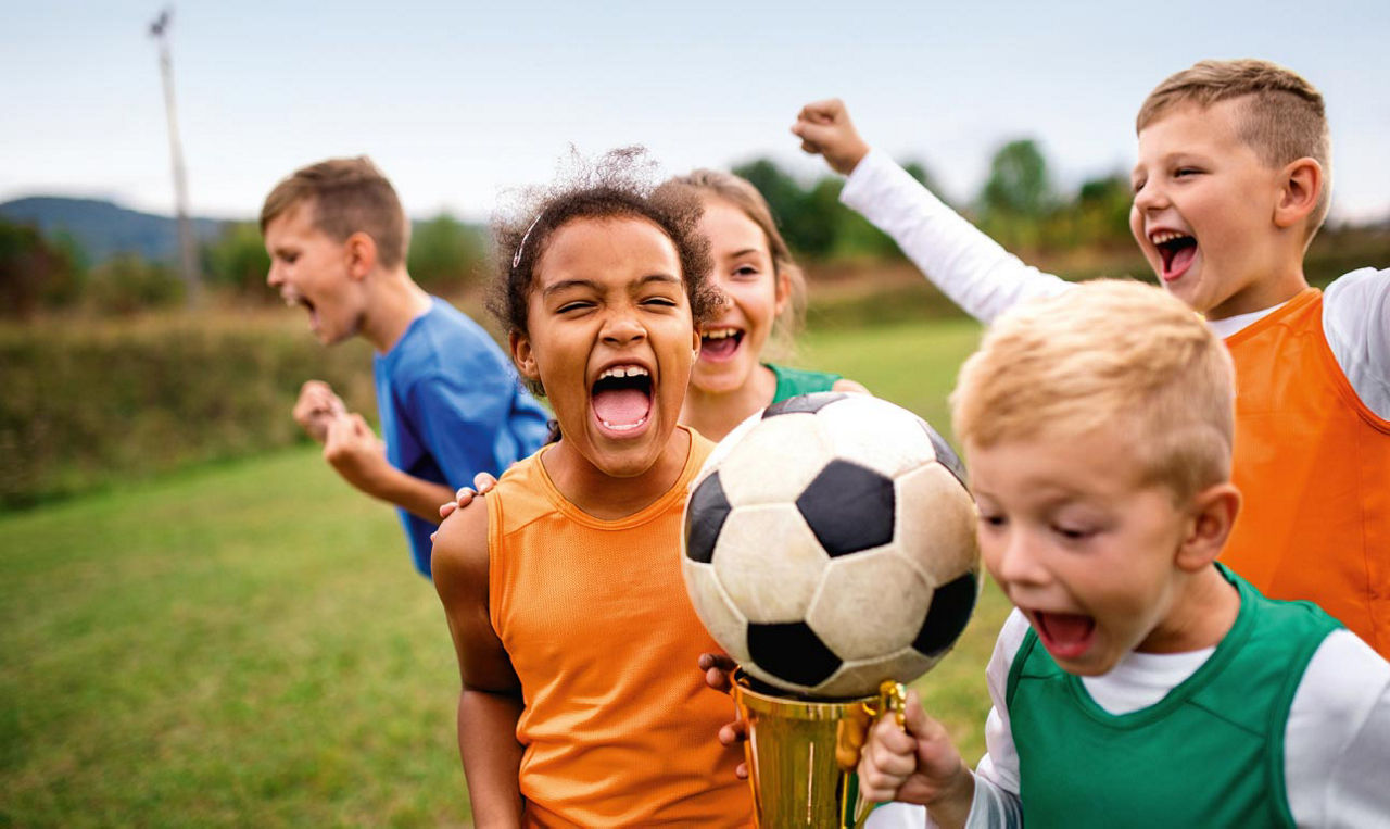 Jubelnde Kinder beim Fußball spielen 
