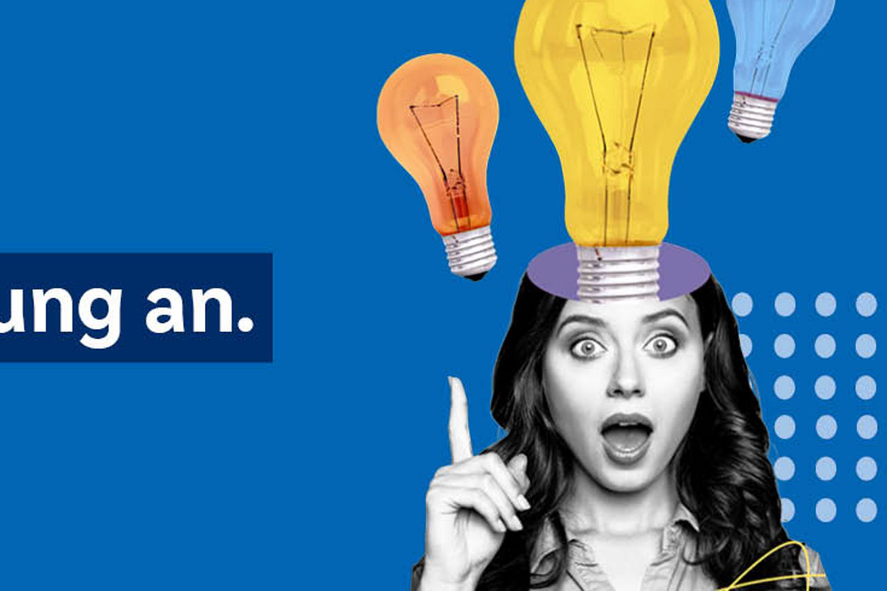 Frau mit offen stehendem Mund zeigt auf Glühbirnen