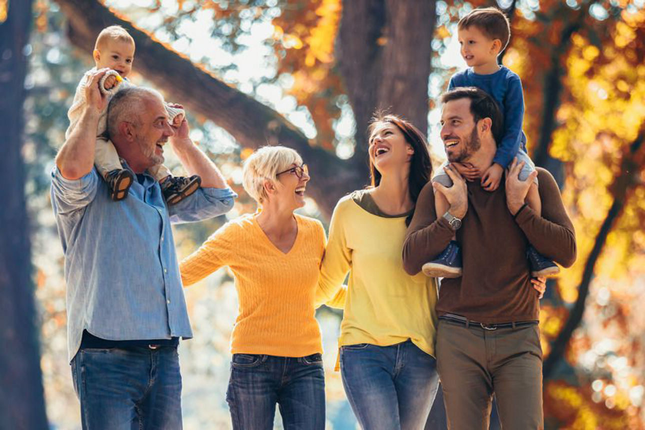 Generationenbild im Herbstwald