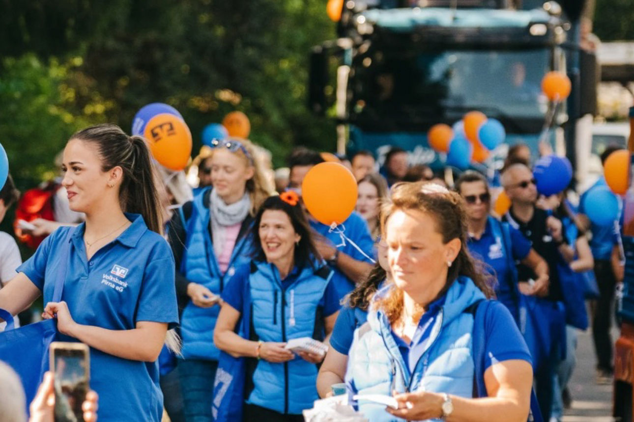 Tag der Sachsen Festumzug, Mitarbeiter in sportlicher Volksbank-Kleidung verteilen Give Aways an Besucher